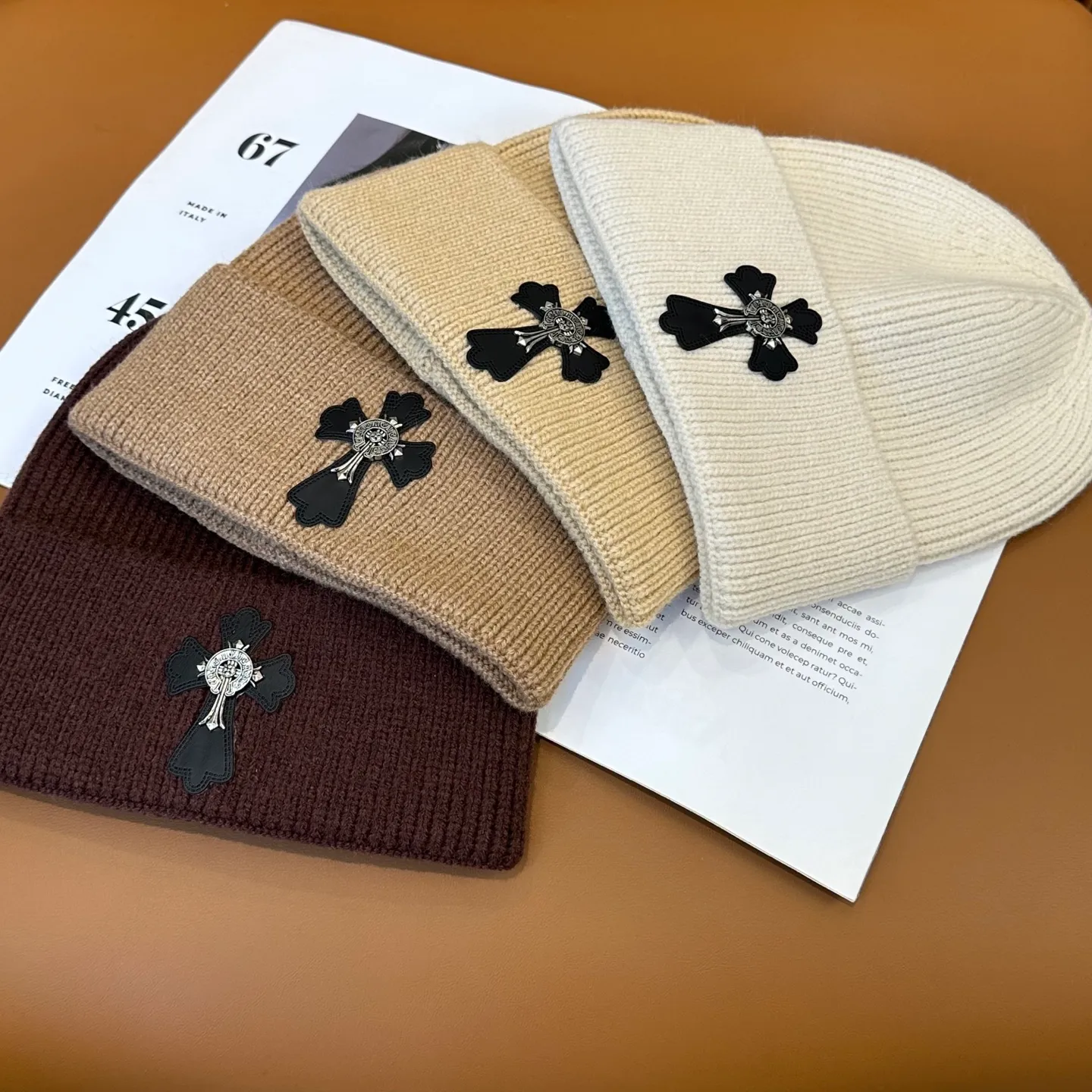 P46 🤍Chrome hearts new autumn and winter cross knitted hat🧶 One of the must-have hats in autumn and winter~ It really looks good on whoever wears it~, it is also a perfect match in black and white and gray in autumn~
